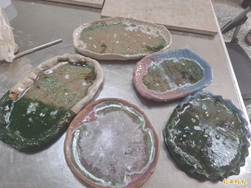 海廢玻璃成為陶藝創作素材，增添五顏六色繽紛色彩。（記者劉禹慶攝）
