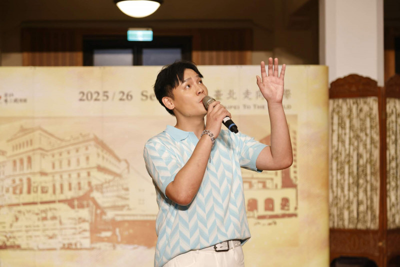 歌手、演員盧學叡昨（18）日於記者會上演出《微風往事》音樂劇橋段。（TCO提供）