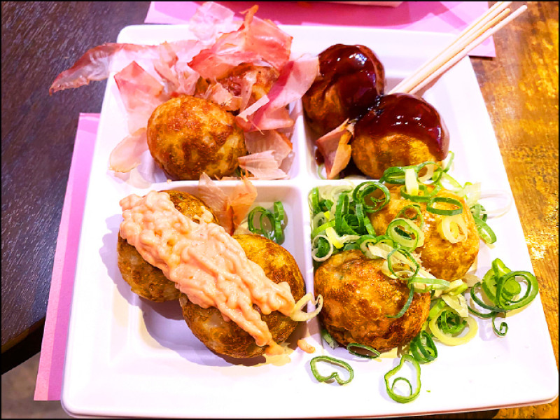 嘗試跟關東不大一樣柔軟美味的章魚燒，是大阪人的靈魂食物，也成觀光客最愛。（劉黎兒攝）