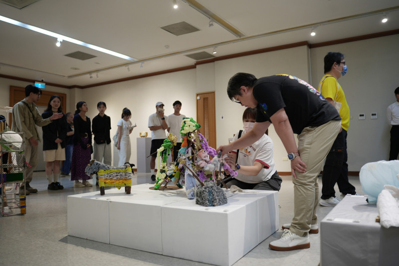 中興大學辦新型態藝術展，70件作品全都可以「用手看」。（興大提供）