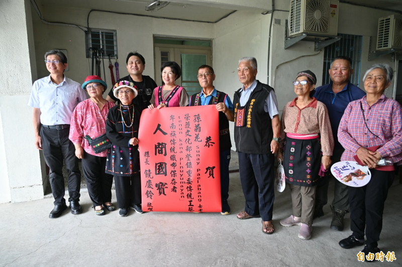 卑南族傳統織布師孫菊花（左3）獲文化部登錄「人間國寶」榮銜，縣長饒慶鈴（左5）今天到宅頒紅榜。（記者黃明堂攝）