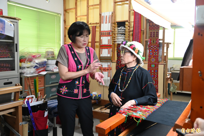 卑南族傳統織布師孫菊花獲文化部登錄「人間國寶」榮銜，縣長饒慶鈴今天到宅頒紅榜。（記者黃明堂攝）