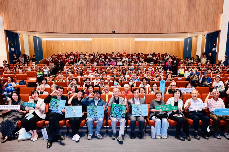 2025台灣國際人權電影節今（19）日開幕，文化部長李遠（前排中）、《約見波布》導演潘禮德（前排左5）、電影工作者，及政治受難者前輩等為電影節揭開序幕。（文化部提供）