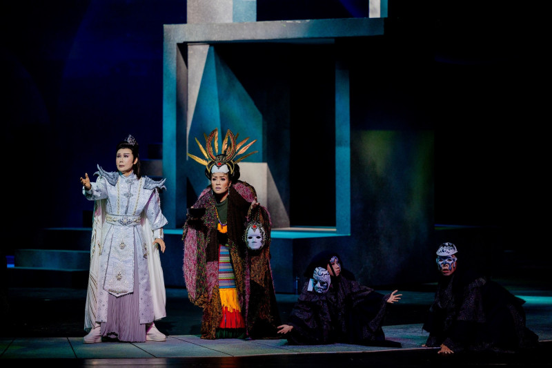 《忘川遙》中郭春美（左）廖玉琪同台演出。（Kito攝、衛武營國家藝術文化中心提供）