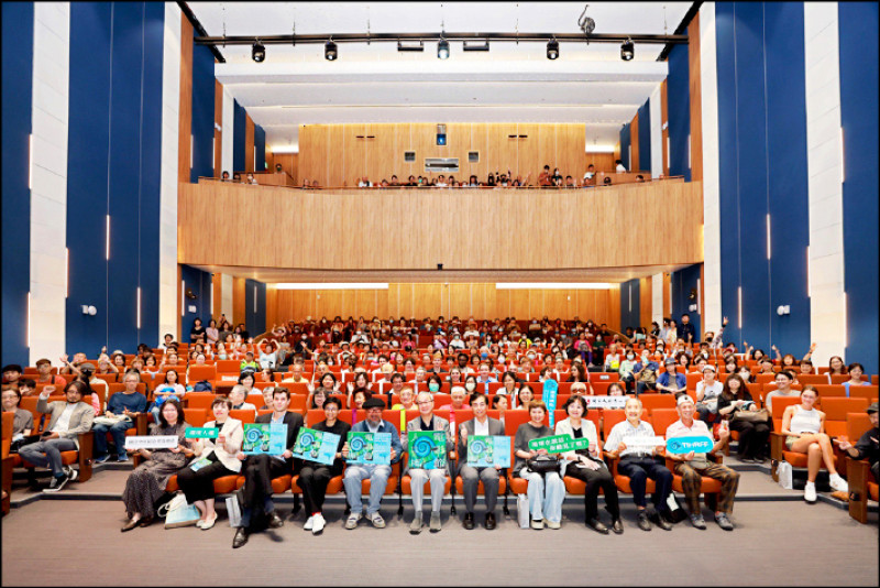 2025台灣國際人權電影節昨日開幕，文化部長李遠（前排中）、《約見波布》導演潘禮德（前排左5）、電影工作者、政治受難者前輩及許多關注人權議題的觀眾一同為電影節揭開序幕。（文化部提供）