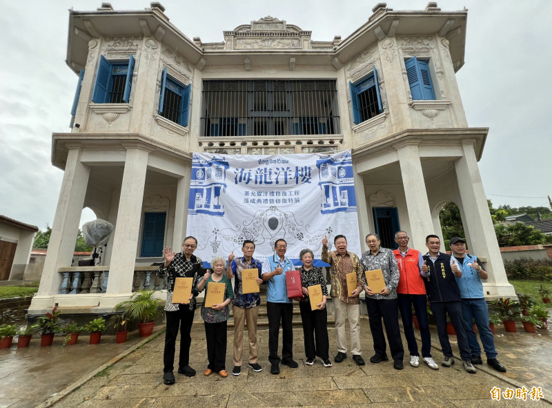 金門縣政府秘書長張瑞心（左4）致贈感謝狀給董允耀族親代表。（記者吳正庭攝）