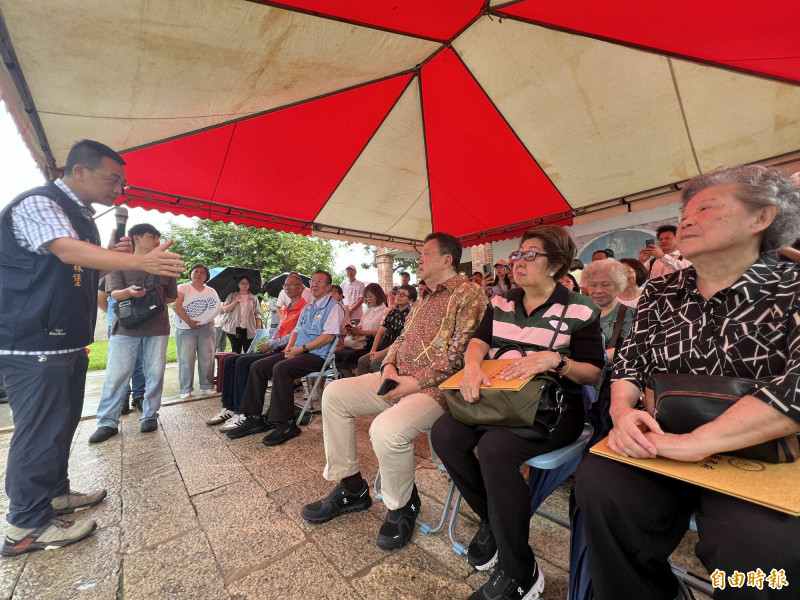 身為董氏宗親一分子，縣議員董森堡（左1）說，董允耀後人同意將洋樓捐贈縣府，給鄉人留下「有福有量」的典範。（記者吳正庭攝）