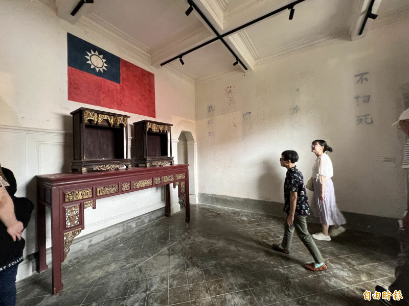 董允耀洋樓早年有國軍及海龍部隊進駐，牆上有國旗及「不怕死」等精神標語。（記者吳正庭攝）