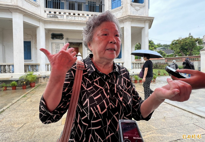 年幼曾住在董允耀洋樓內，如今見證修復落成啟用，年逾80歲的董賽姍回憶從前，往事歷歷在目。（記者吳正庭攝）