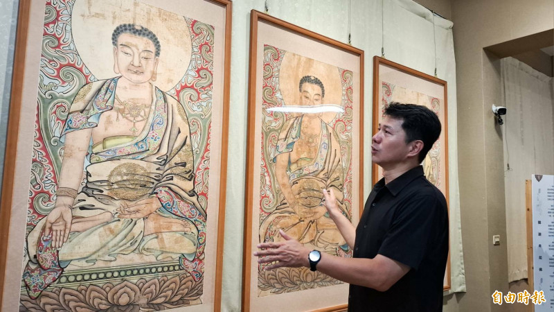 高明寺總幹事蔡順仁說明修復方式。（記者林宜樟攝）