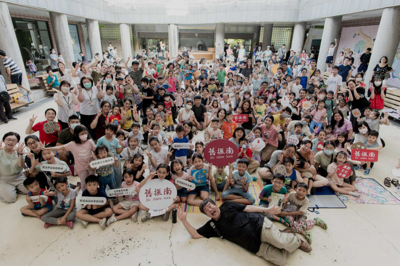 高雄兒美館每年一度的「胖叔叔說中秋故事」廣受歡迎。（高雄兒美館提供）