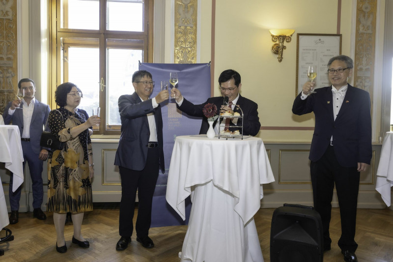 新竹縣長楊文科（左2）率領縣內傑出演藝團隊到歐洲巡演，初試啼聲獲得成功，開心和外交部長林佳龍（右2）碰杯慶祝。（圖片取自竹縣府官網）