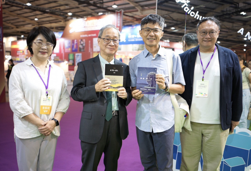 甘耀明現身台灣國際兒少書展，李遠（左2）、鄭照新 、陳佳君合影。（文化局提供）