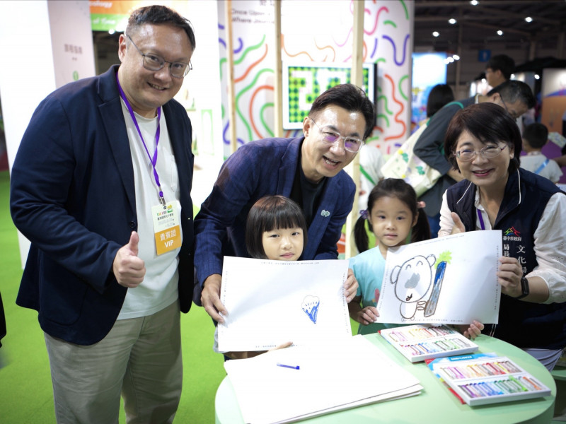 江啟臣與鄭照新、陳佳君參觀台中館。（文化局提供）