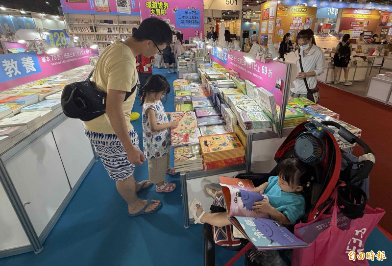 台灣國際兒少書展適逢週末，湧入親子逛書、買書。（記者蔡淑媛攝）