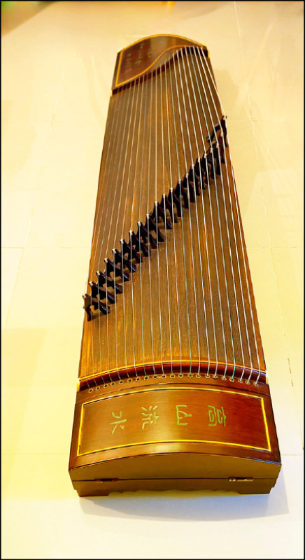 古箏多為21條絃，音色清亮華麗。