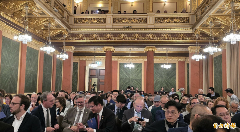 林佳龍以私人身分出席維也納的音樂會，與各國貴賓並肩而坐。（記者凌美雪攝）