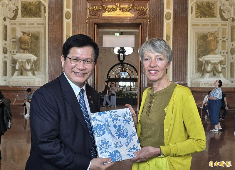 林佳龍參觀維也納知名的美景宮美術館，與館長交換禮物。（記者凌美雪攝）