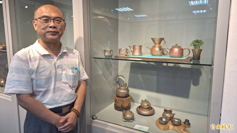 南投縣政府祕書曾槶源10年磨一劍，在南投文化局舉辦柴燒陶藝展。（記者張協昇攝）