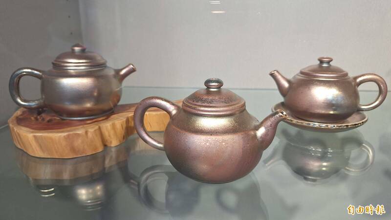 曾槶源創作的陶藝品，呈現多層次藍光及紫光。（記者張協昇攝）