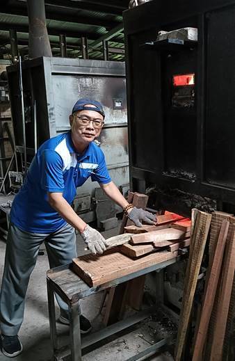 南投縣府祕書曾槶源，利用公餘之暇學習陶藝，樂在其中。（圖由曾槶源提供）