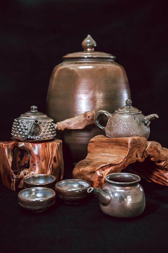 曾槶源創作的陶藝品，不上釉也能夠燒出有落灰的釉上彩及如同鍍金的金銀彩。（圖由南投縣文化局提供）