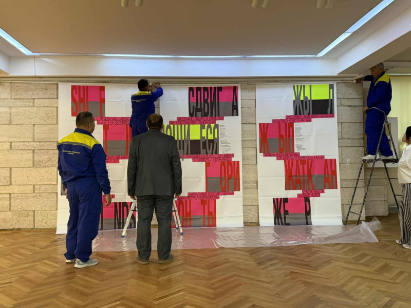 哈薩克館方強制撤展過程。（姚瑞中提供）