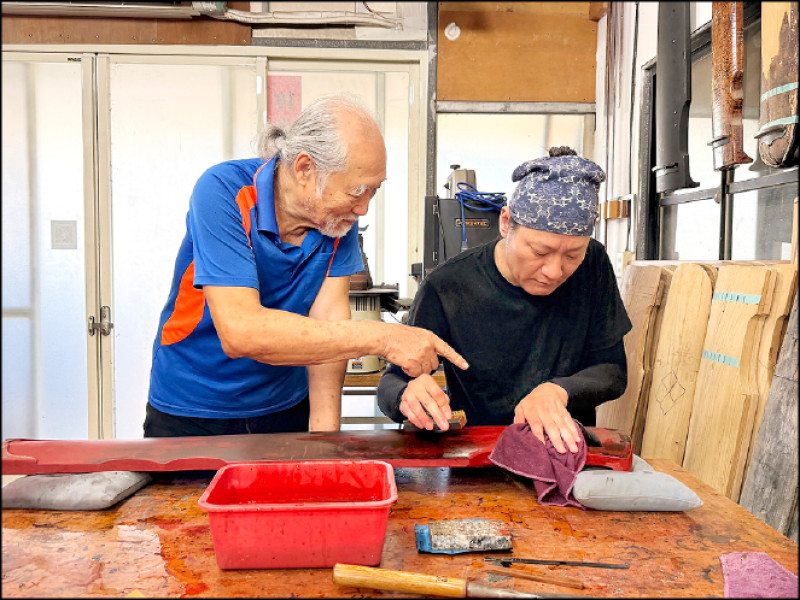 林立正將畢生所學斲琴技藝傳給兒子林法。