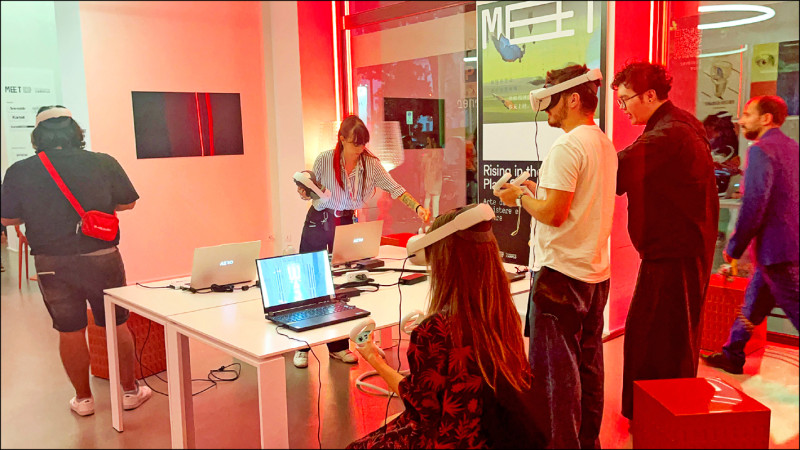 「於斷層中綻放」在米蘭展出，參觀者體驗VR作品。（元宇宙大聯盟提供）