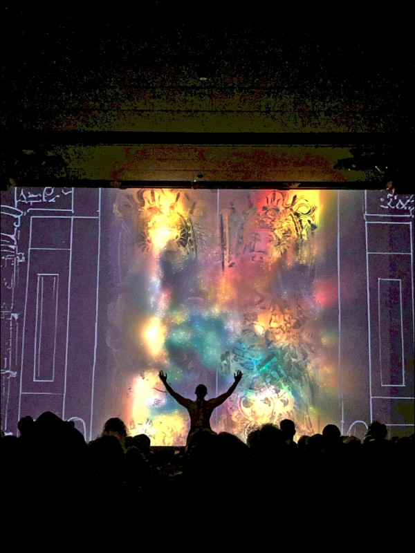 藝術家張逸軍於展覽開幕時與沉浸式投影作品《百廟百門・數位神識》互動演出。（元宇宙大聯盟提供）