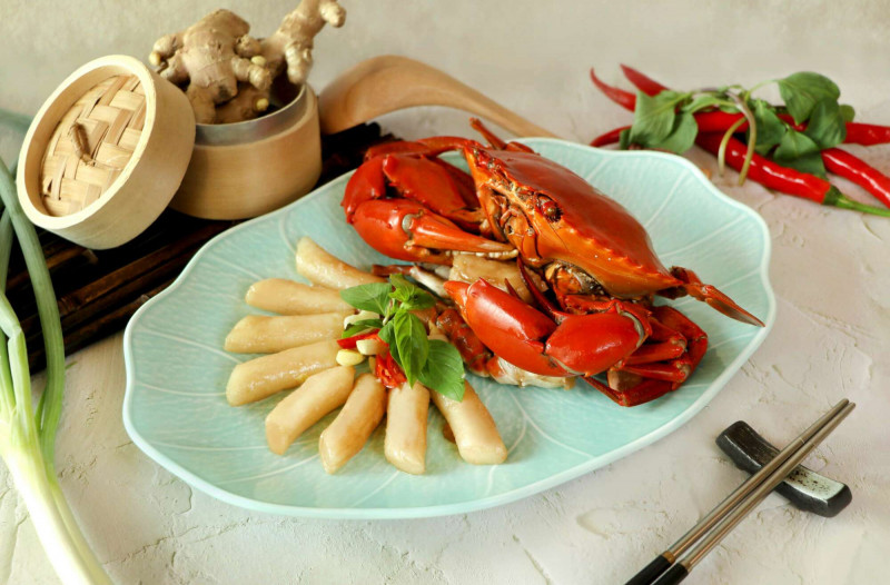 大地酒店「金秋蟹宴」，今年特別推出全新菜色「花雕年糕燒螃蟹」。（大地酒店提供）
