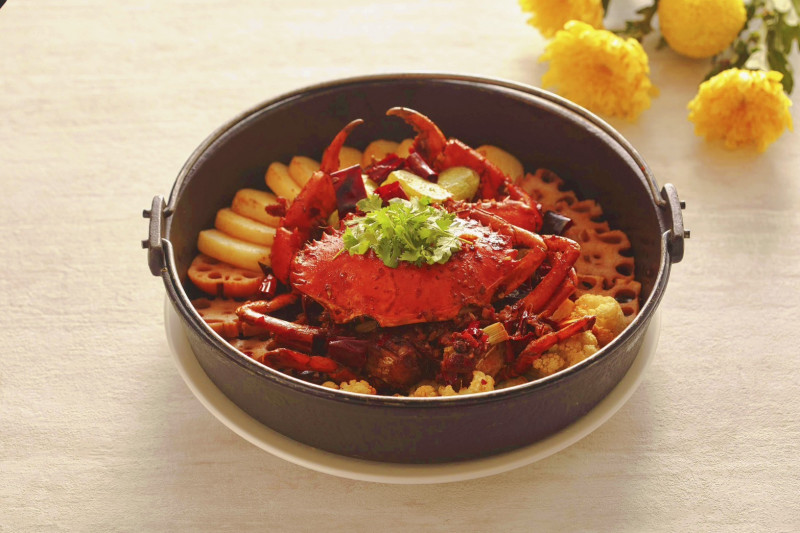 「乾鍋大沙公」的乾鍋手法源自川北地區，主廚以自製老油與郫縣豆瓣為基底。（大地酒店提供）