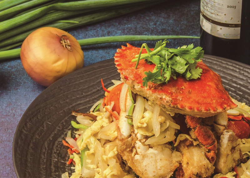 「桂花大沙公」以有機雞蛋與鮮甜洋蔥拌炒蟹肉。（大地酒店提供）