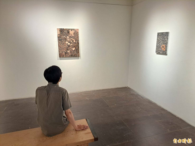 新銳藝術家張大仁邀觀者與其作品對話。（記者洪美秀攝）