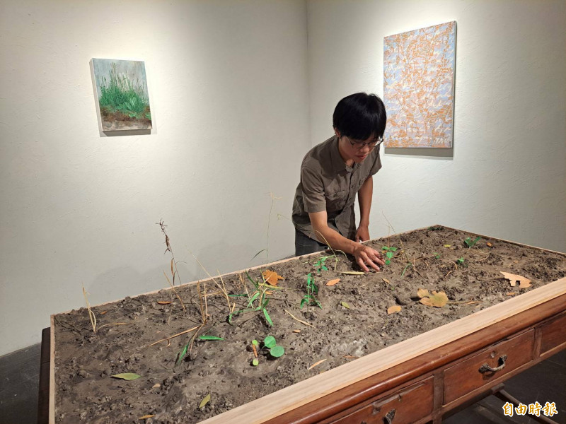 新銳藝術家張大仁舉辦「荒地」個展，巧妙運用展場空間，將11件作品融入其間。（記者洪美秀攝）