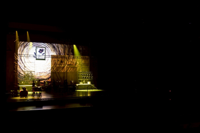 2025擊樂劇場《泥巴》舞台由陳慧以「承載與流動」為概念全新設計。（朱宗慶打擊樂團提供）