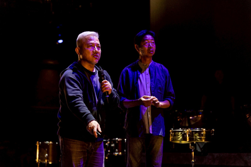 2025擊樂劇場《泥巴》導演李小平（左）與特別演出林光清。（朱宗慶打擊樂團提供）