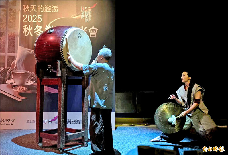 王錫坤（左）親自在記者會示範他心目中「活」的鼓聲，應該是會在空中迴盪的聲音；鼓聲是他一生研究不輟的課題。（記者凌美雪攝）