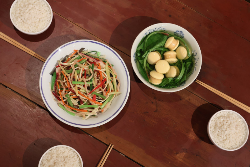 模型再現眷村家常菜，「心窗」特展即日起在中心新村登場。（中心新村提供）