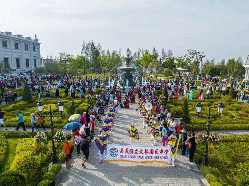 融合健康活力、觀光美景與娛樂趣味的「大林城堡健走馬拉『鬆』」，由大林國中樂旗隊表演開場。（佐登妮絲城堡提供）_