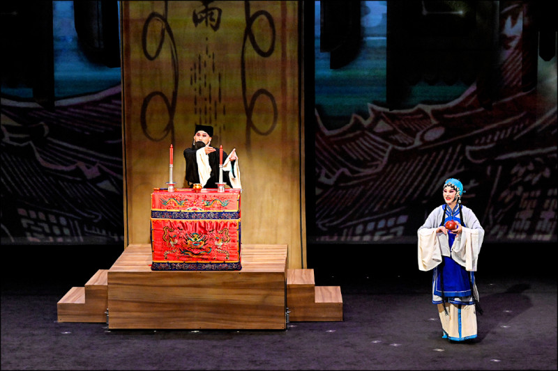 《求你騙騙我》由林文瑋飾演金登科（左）、蕭揚玲飾演金妻。（台灣豫劇團提供）