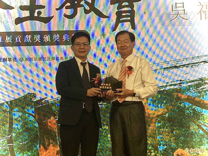 「吳萬響掌中劇團」創辦人兼執行長吳福訓（右）今獲教育部本土教育推展貢獻獎肯定。（記者楊綿傑攝）