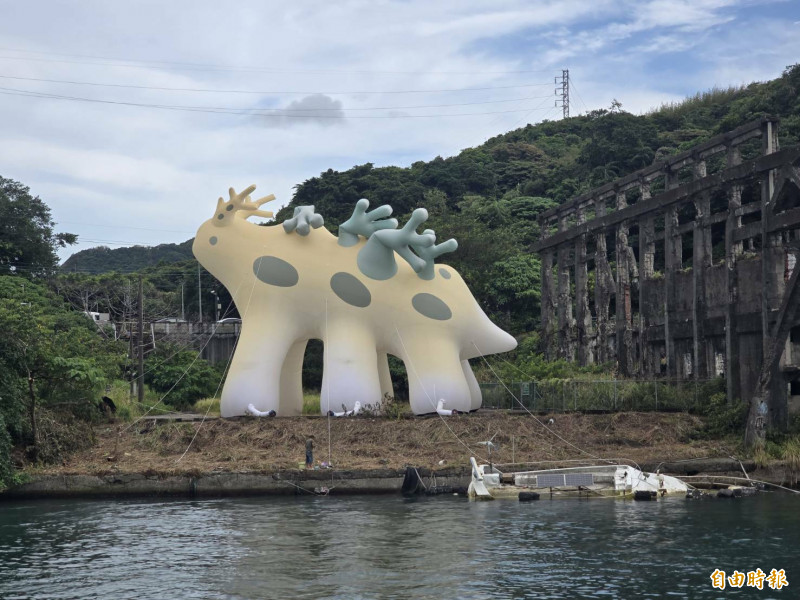 進入第10年的基隆潮藝術今（26）日開展，展期到10月26日，共有19組藝術創作在基隆各地呈現，圖為阿根納造船廠遺構旁的光獸。（記者俞肇福攝）