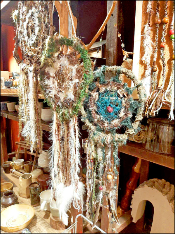 凝流書店生活販售的陶瓷與編織作品。