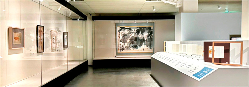 林玉山1941作品〈黃牛〉（畫面左1），膠彩絹本，32.8×25.5 公分。入藏時最明顯的劣化狀況是畫心有多道縱向破損缺失，推測應為捲收保存時昆蟲啃食所致。修護重點在缺損處絹料的隱補，需先掌握文物所有層次，畫作對面的展櫃上，即展示〈黃牛〉結構的所有層次。（史博館提供）