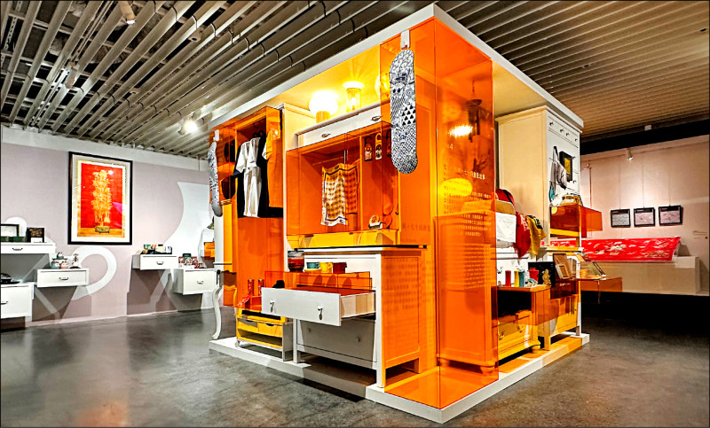 「老派浪漫」展以回收家具結合貼近現代生活設計的展櫃，呈現館藏圖像創意應用的文創商品。（史博館提供）