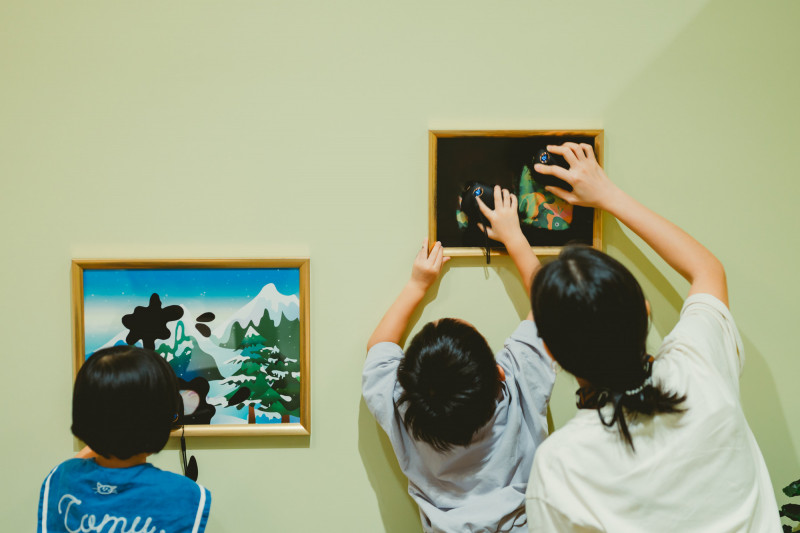 「我的美術館遊記」拓印工作坊，邀請小朋友與家長一起採集館內材質進行拓印。（北美館提供）