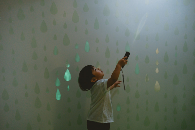 「影子的房間」夜光工作坊，由藝術家蕭禹琦帶領。（北美館提供）