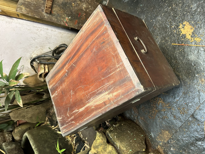 洪國華拆解老木箱，賦予新生命。（洪國華提供）