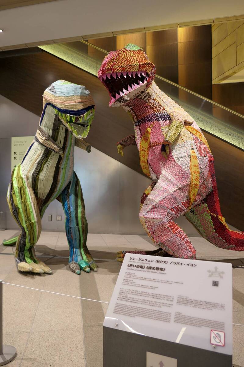 藝術家林介文作品《紅恐龍》及《綠恐龍》於六本木之丘西側廣場2樓展出。（駐日台灣文化中心提供）